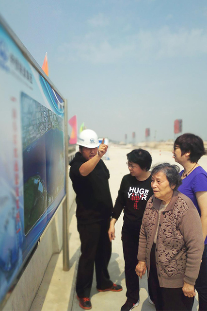 市民参观海湾隧道围堰大堤