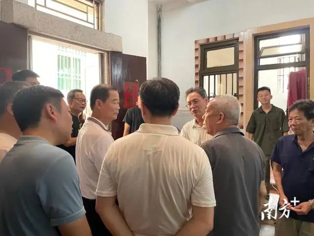 慰问组一行详细了解英雄家属的生活、工作、学习等情况, 南方+ 余丹 拍摄 图片