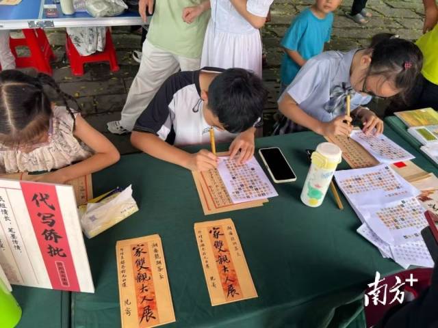 端午假期,电影《给阿嬷的情书》潮州取景地龙湖古寨举行侨批代写活动。刘梓薇 李楷瀚 摄 端午假期,电影《给阿嬷的情书》潮州取景地龙湖古寨举行侨批代写活动。刘梓薇 李楷瀚 摄