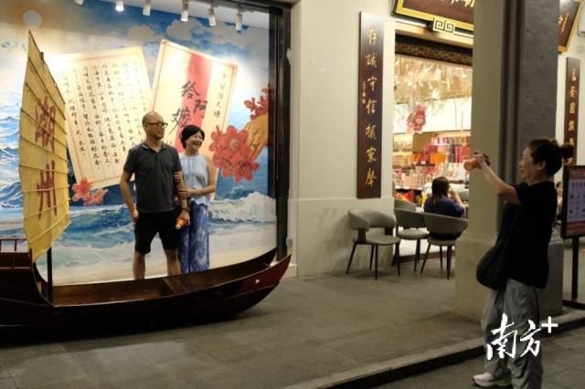端午假期,潮州牌坊街游客体验电影《给阿嬷的情书》打卡点。刘梓薇 摄 端午假期,潮州牌坊街游客体验电影《给阿嬷的情书》打卡点。刘梓薇 摄