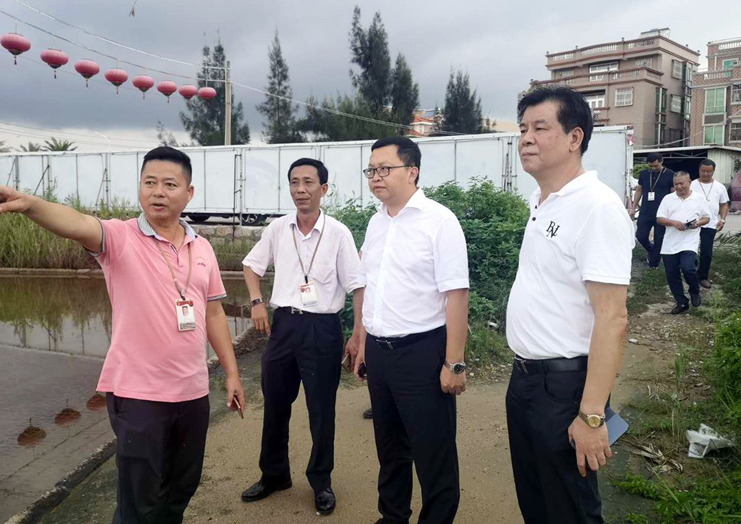 活动中,连泽生还在社区走街串巷实地察看督导社区创文工作,强调要以