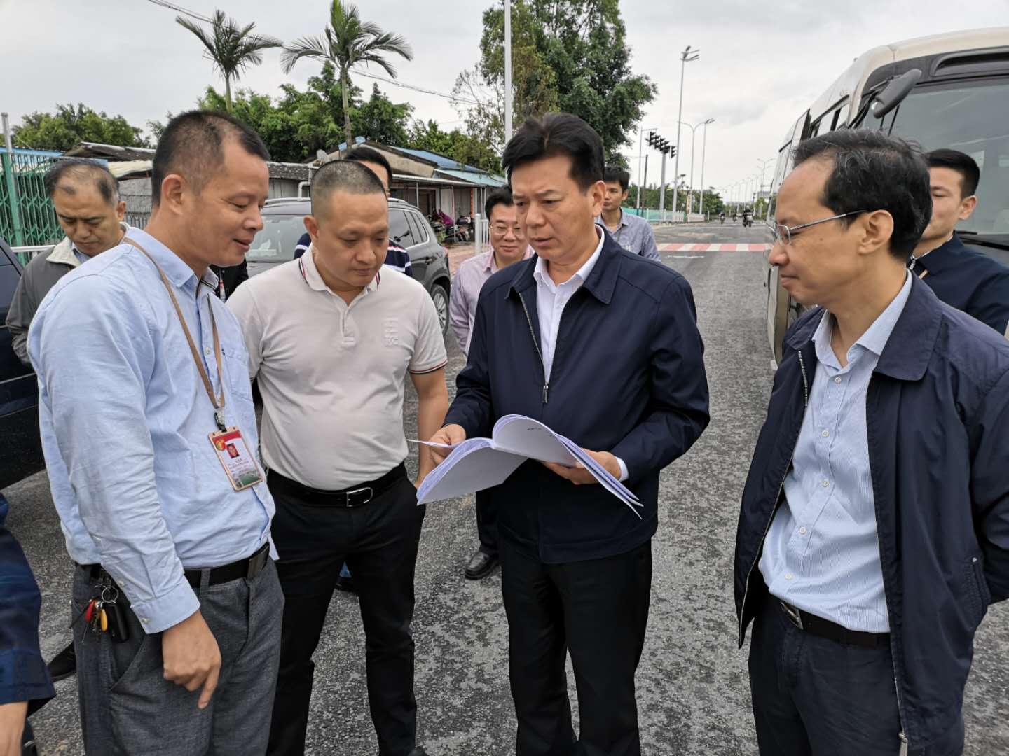 陈锐勇强调,人大议案和代表意见建议是改善民生福祉,提升城市品位的