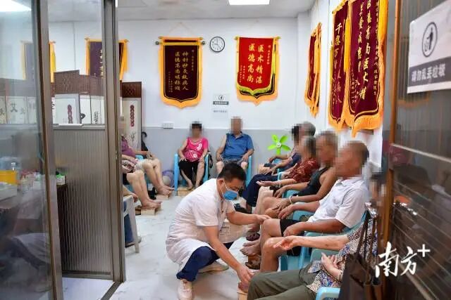家庭医生“中医服务包”签约服务吸引了不少患者在“家门口”便捷就医。 